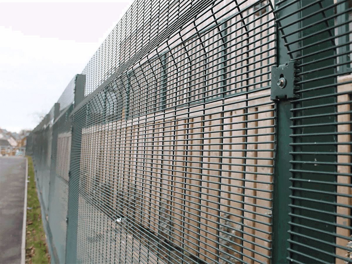 Choosing the Right Coating for Your Anti-Throwing Fence: Powder Coating vs. PVC